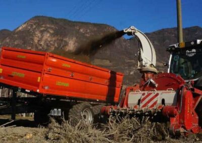 B20 mulchings into truck